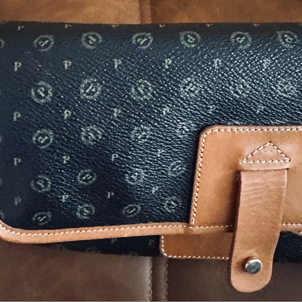 Pollini Vintage Monogram Shoulder Bag 
Timeless European Designer Leather Piece - Picture 5 of 10